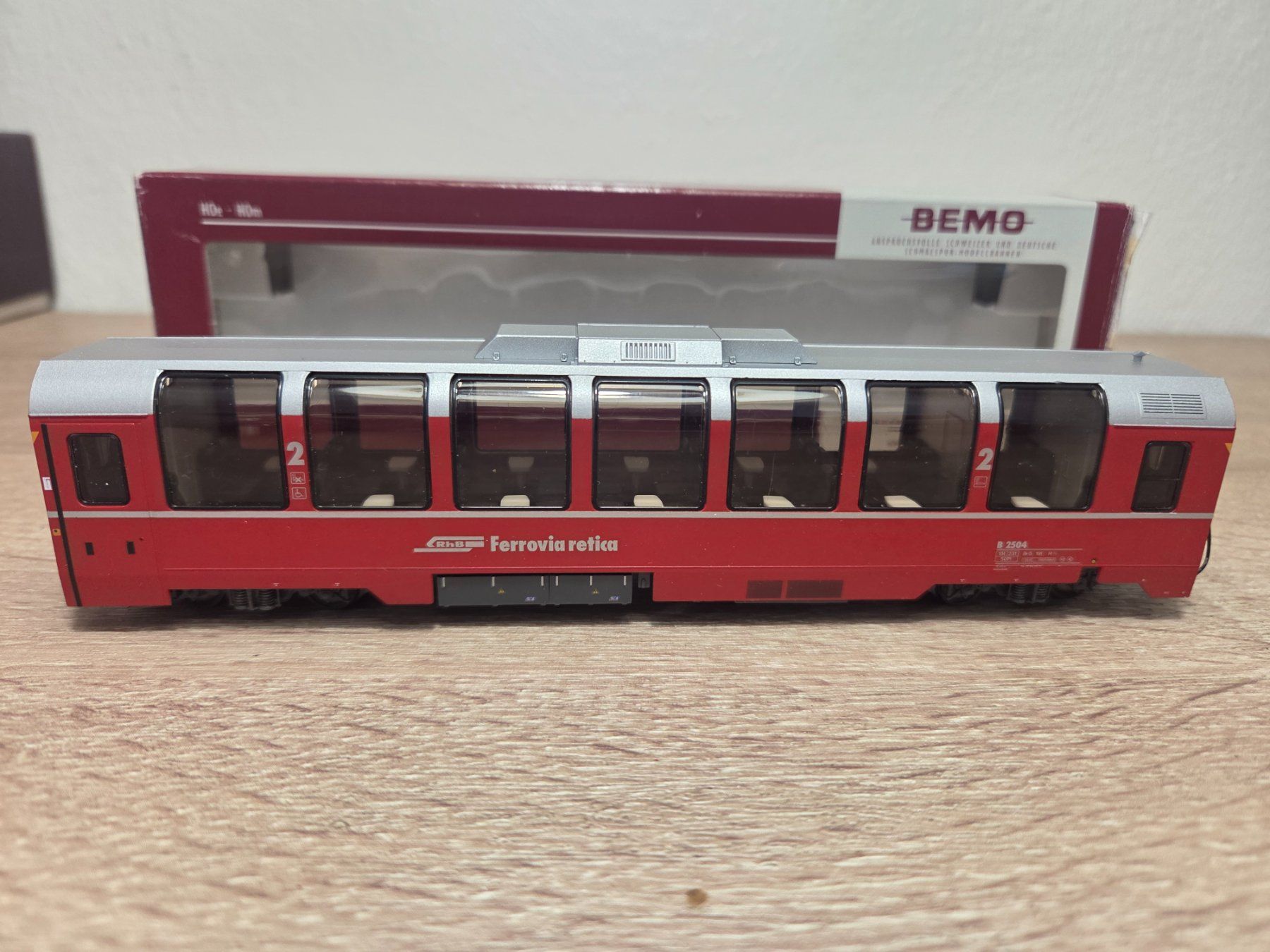 Bemo Modellini di ferrovie: Bemo 3294 104 Panoramawagen RhB H0m – Nuovo e nell'imballaggio originale da St-Aubin-Sauges venduto da Lo_Go 1