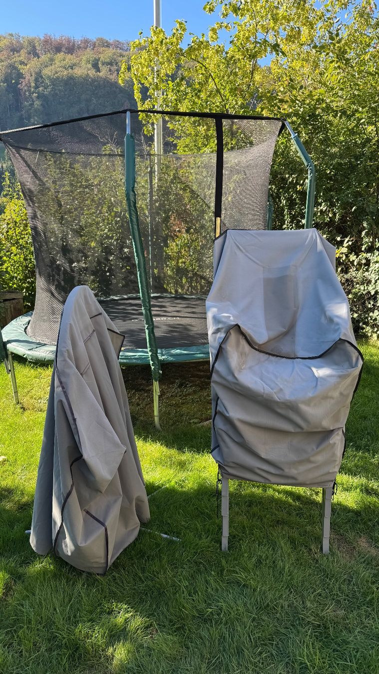 Set di tavolo e panche: Gartentisch mit 6 Stühlen und Abdeckplanen – Usato da Kehrsatz venduto da Ropstar 4