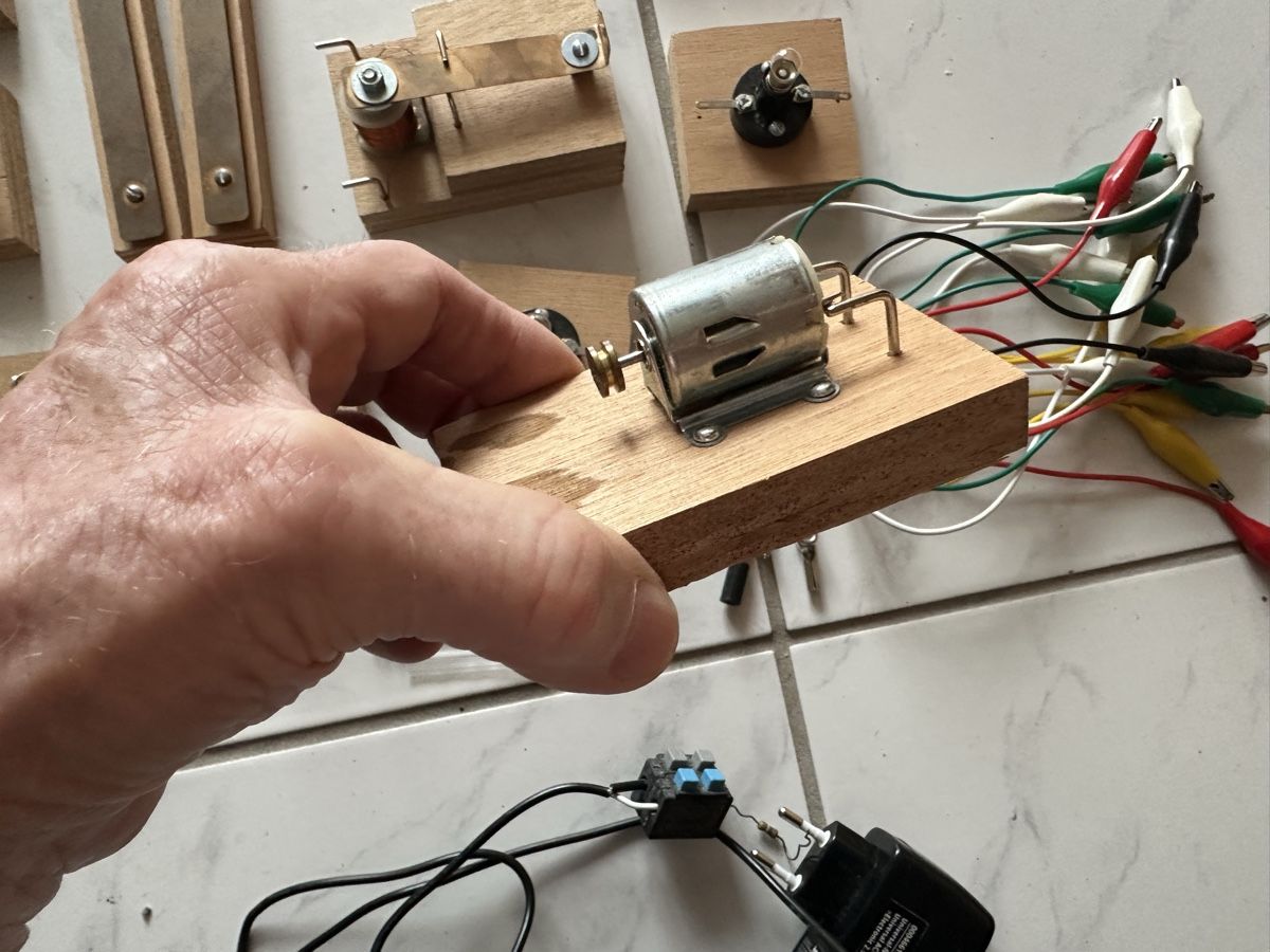Spielzeuge: Der kleine Elektrotechniker – Gebraucht aus Oberengstringen von Affeier0 2