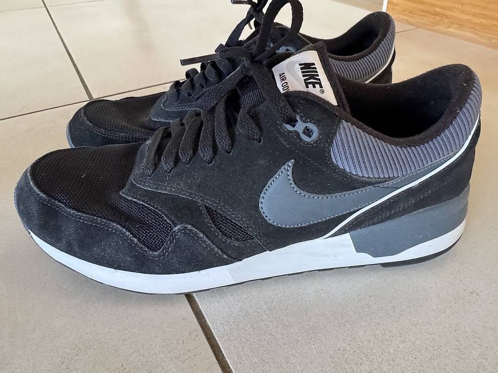 Nike Chaussures hommes: Nike Air Sneaker schwarz grau Grösse 44 – D'occasion à Hausen am Albis par Peterpan1234 2
