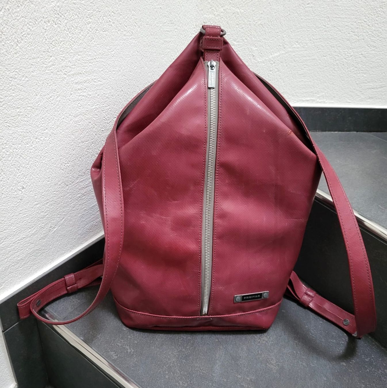 Freitag Zaini: Freitag Woolf R123 Backpack S/AUBERGINE MATT Reference-Linie – Usato da Winterthur venduto da LESA1015