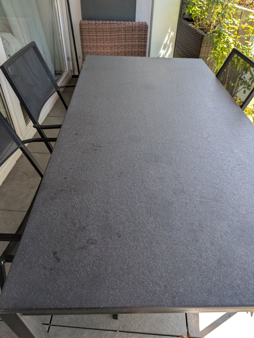 Set de table et chaises: Gartentisch mit 4Stühlen, mit Natursteinplatte anthrazit – D'occasion à Zürich par mulife 1
