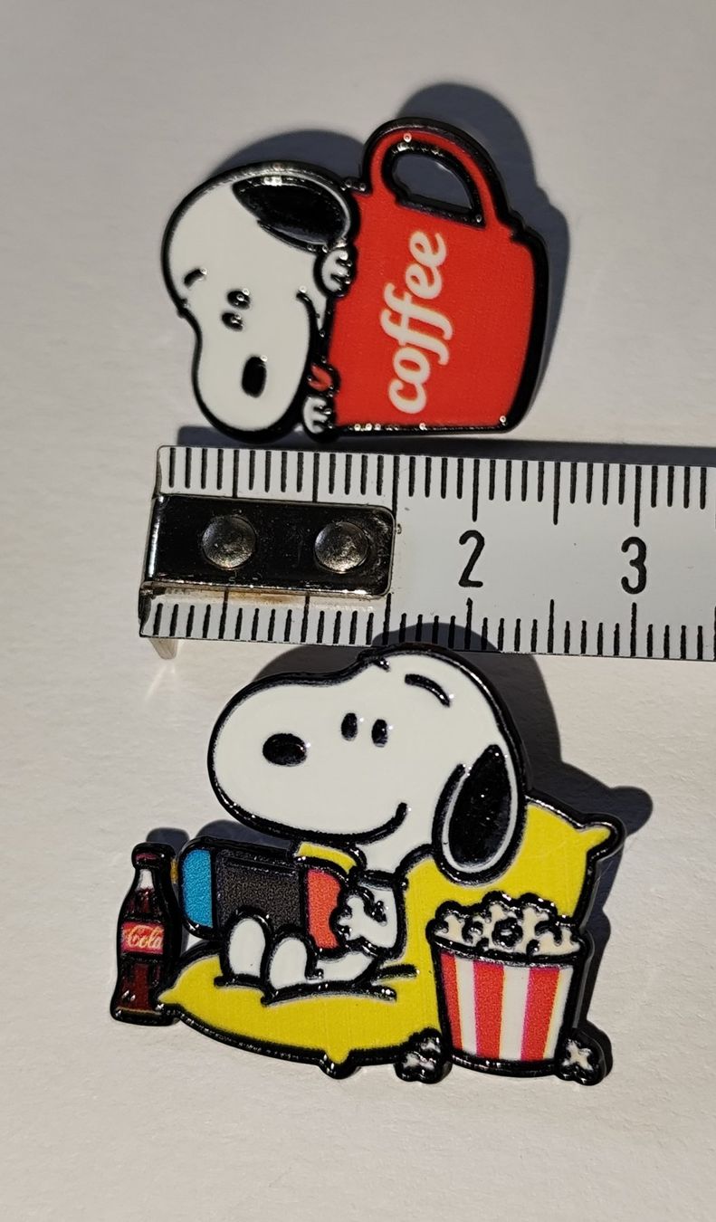 Placchette & Badge: SNOOPY Pins 2er Set - Gaming & Coffee Cup – Nuovo e nell'imballaggio originale da Bettingen venduto da hamau2012 2