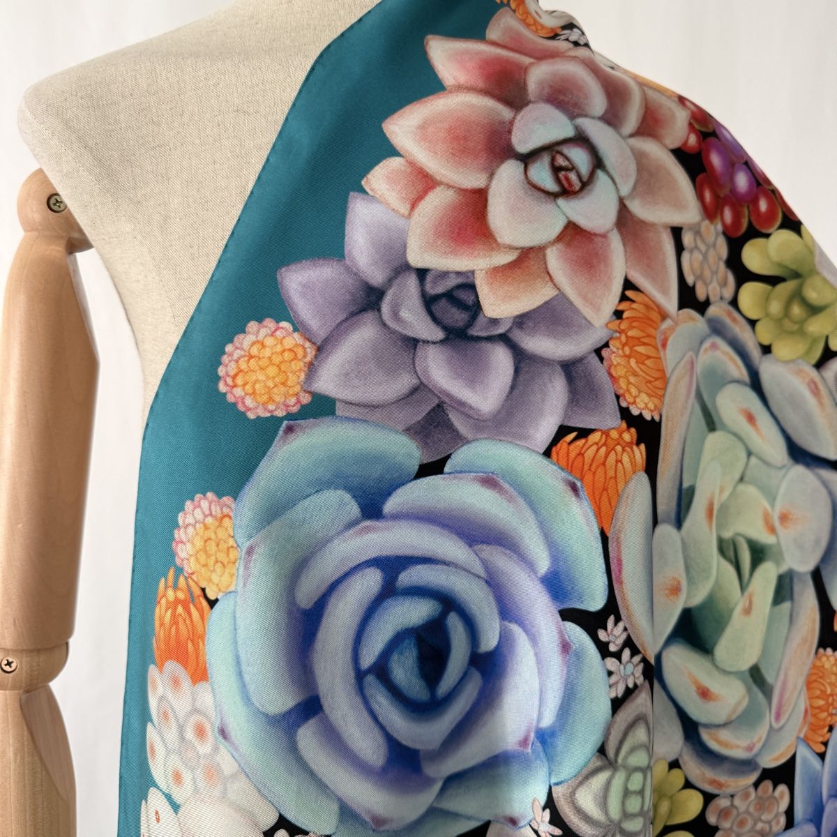 Fabric Frontline Foulard & Sciarpe: FABRIC FRONTLINE Satin Silk Scarf – Usato da Emmen venduto da Avviivva_Com2023 2