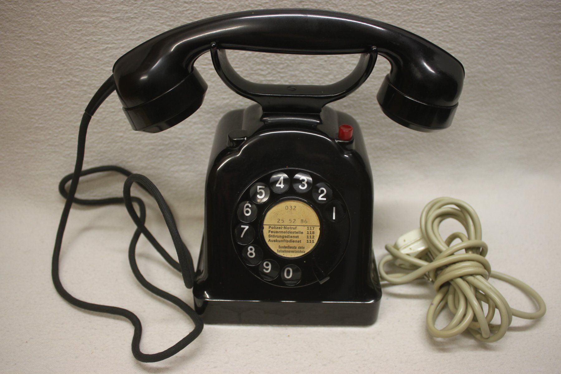 Telefone: Antikes Telefon ca. 1954 – Gebraucht aus Thun von Fbchm