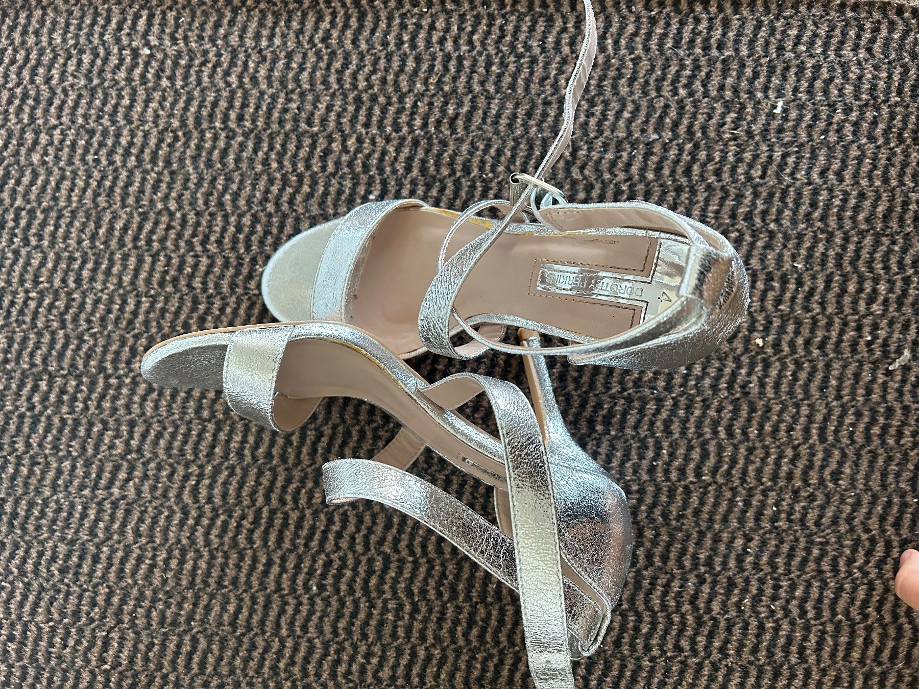 Scarpe da donna: Silber Sandalen hoch – Usato da Siebnen venduto da lau_8n5q
