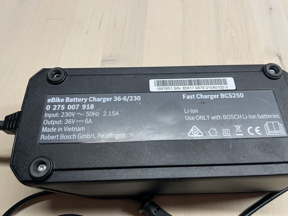 Bosch EBike battery charger 366/230 Kaufen auf Ricardo