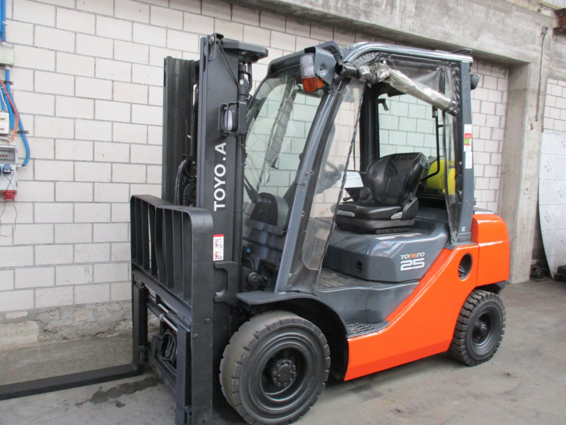 Toyota Carrelli elevatori e a forche: STAPLER  TOYOTA 02-8FGF25  BENZIN+GAS  GABELSTAPLER – Usato da Seon venduto da zomahandel 1