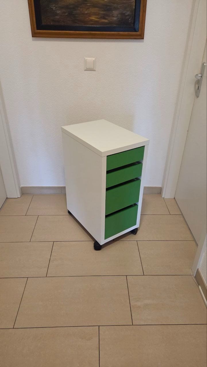 Ikea Banconi: Comodino bianco con 4 cassetti verdi su ruote – Usato da Penthalaz venduto da Painda 2