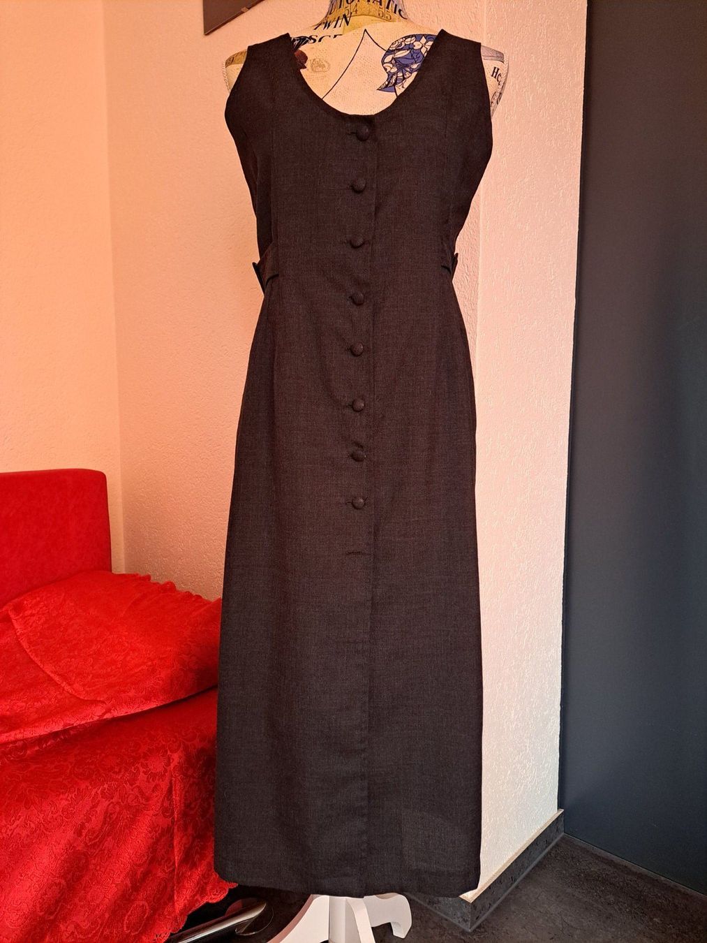 Vestiti: Robe élégante gris foncé, taille M – Usato da Courrendlin venduto da Aheinza