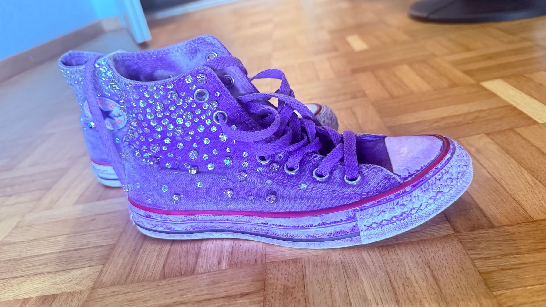 Converse Scarpe da donna: Turnschuhe lila Swarovski 36.5 – Usato da Grenchen venduto da Raluca29 1