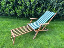 alter Holz Liegestuhl mit Fussablage