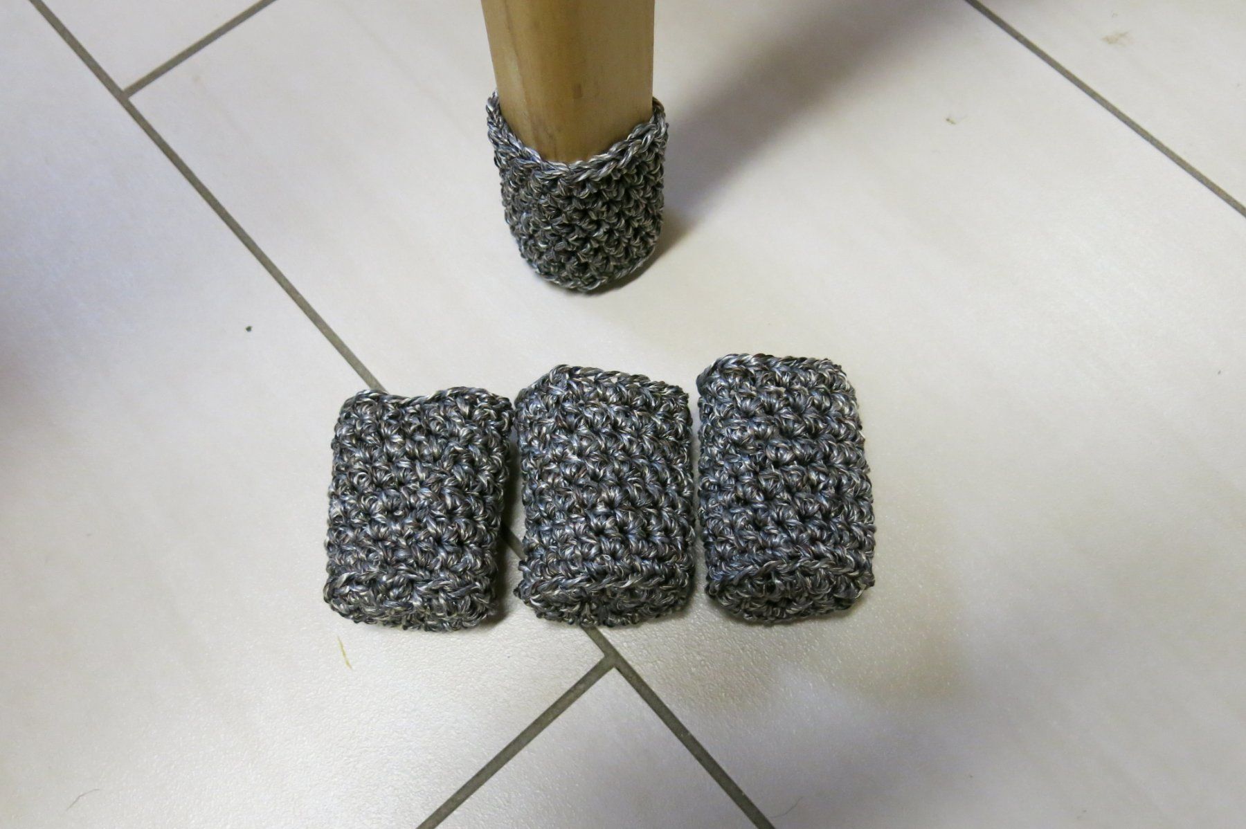 Tutte le decorazioni: Stuhlsocken / 1 Set = 4 Stück / gehäkelt – Nuovo (secondo la descrizione) da Schaffhausen venduto da Espressoo7 1