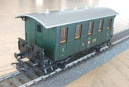 grüner Nostalgie-Personenwagen, II. Klasse, graues Dach; neu