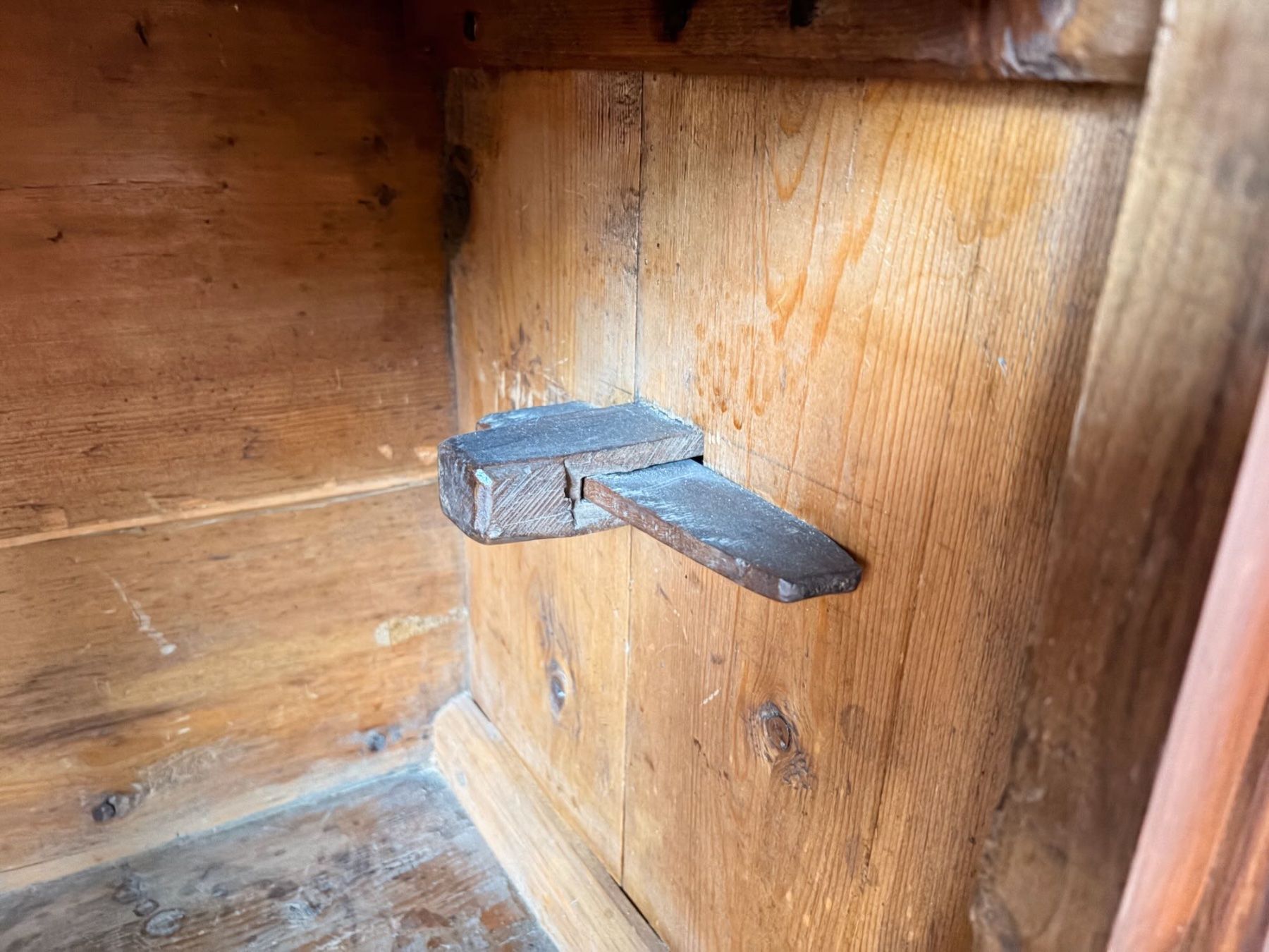 Armoires: |•|  Alter Schrank – D'occasion à Schlieren par Freundlich02 4