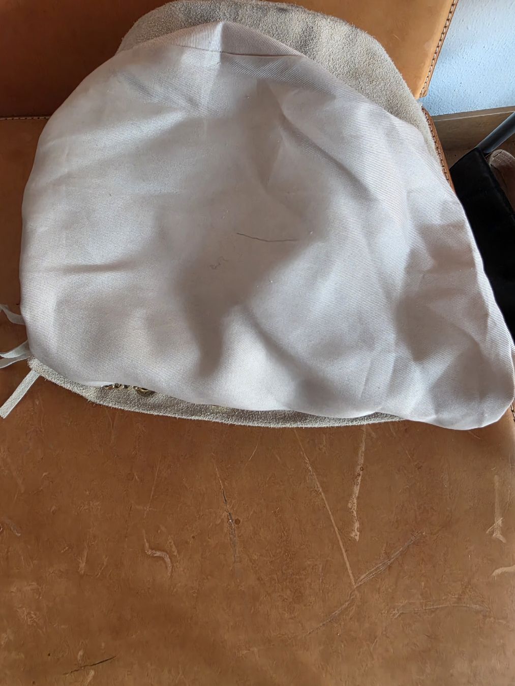 Borse da donna: Borsa a secchiello scamosciata con frange e catena color oro – Usato da Massagno venduto da let_6pgs 6