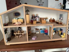 Schönes, antikes Puppenhaus mit viel Accessoires