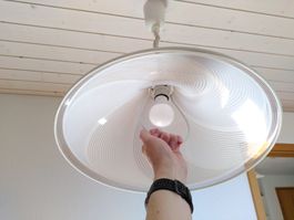 Höhenverstellbare Hängelampe mit halbtransparentem Schirm