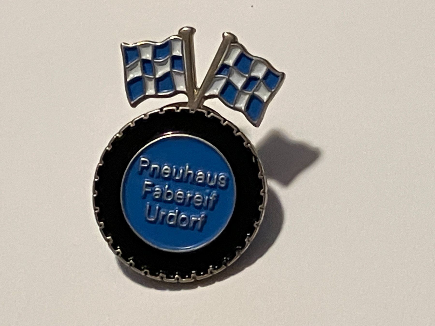 Plaketten & Abzeichen: 1 Pin Pneuhaus Fabereif Urdorf – Gebraucht aus Basel von djwwpp