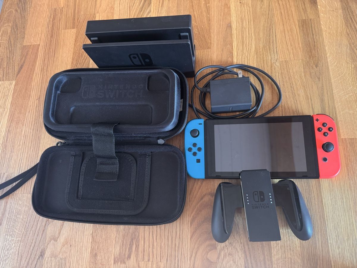 Nintendo Konsolen: Nintendo Switch V1 mit original Hülle  – Gebraucht aus Anglikon von Esrafil 3