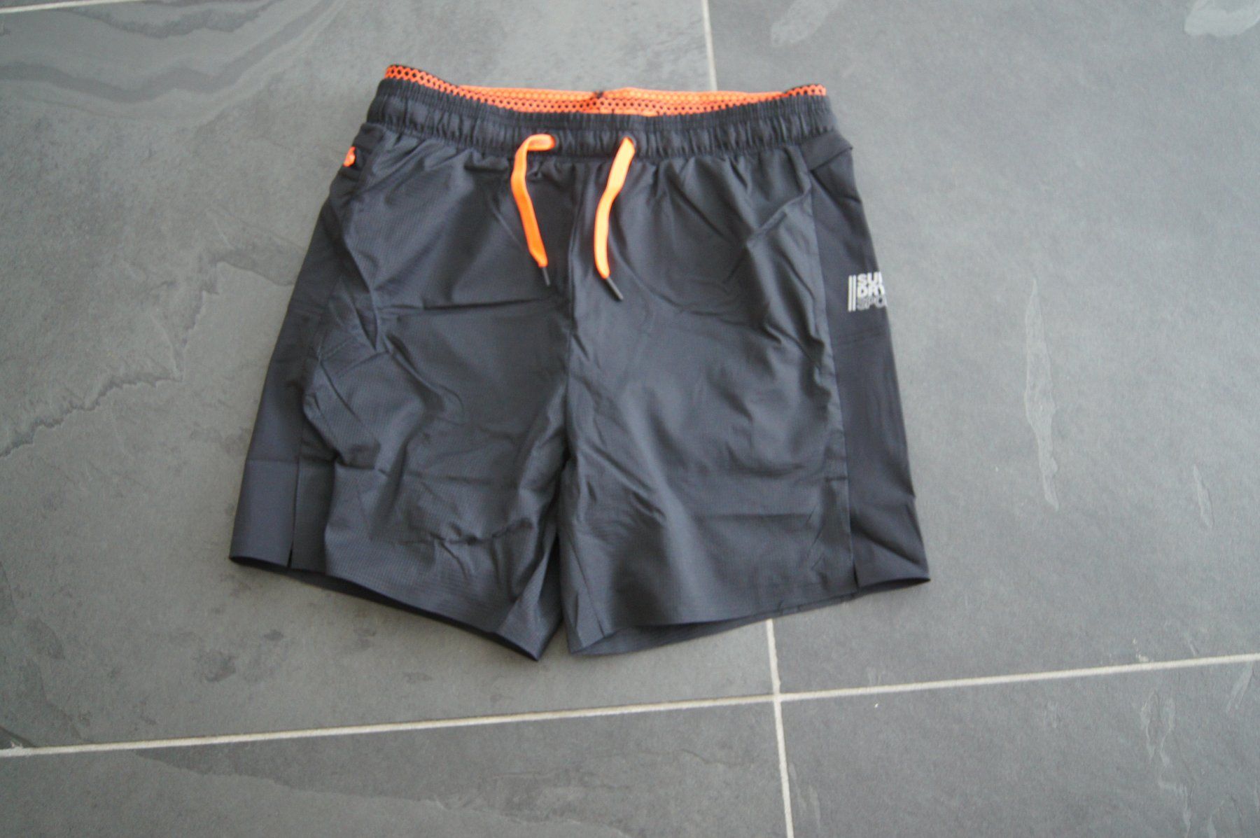Superdry Pantaloni: Superdry Double Layer Shorts 2 in 1 kurze Hose – Nuovo (secondo la descrizione) da Triesen venduto da biketunerle 1