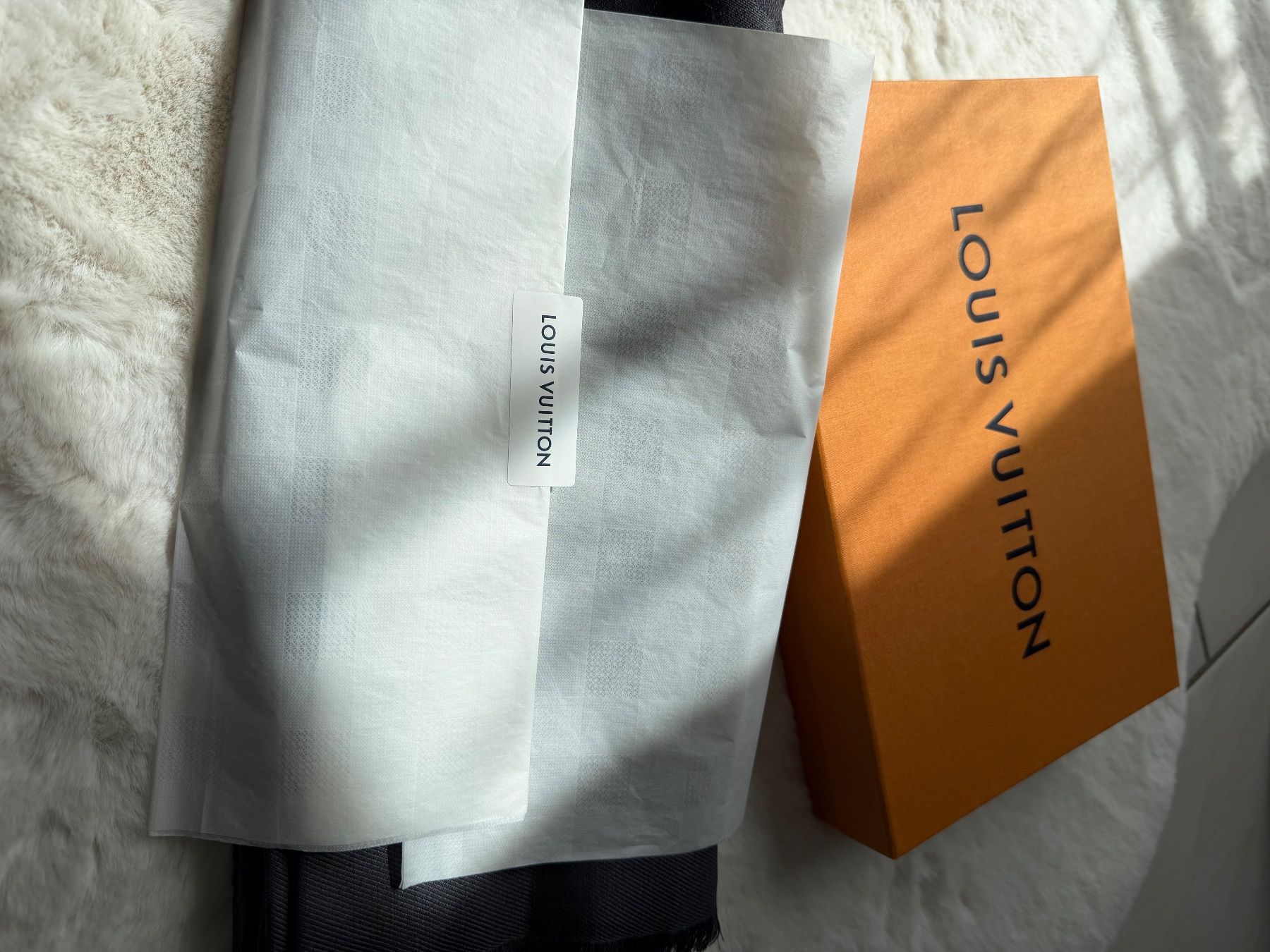 Louis Vuitton Foulards & écharpes: Louis Vouitton – D'occasion à Thalheim par Queen018