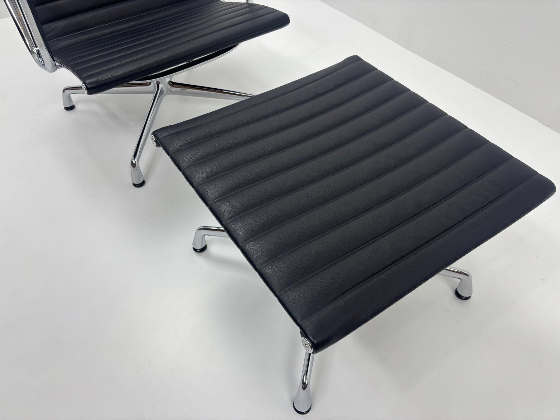 Vitra Poltrone: Eames Vitra EA 124, EA 125  Lounge - Nero Leder / Cuir – Usato da La Sarraz venduto da swq_1hv 9