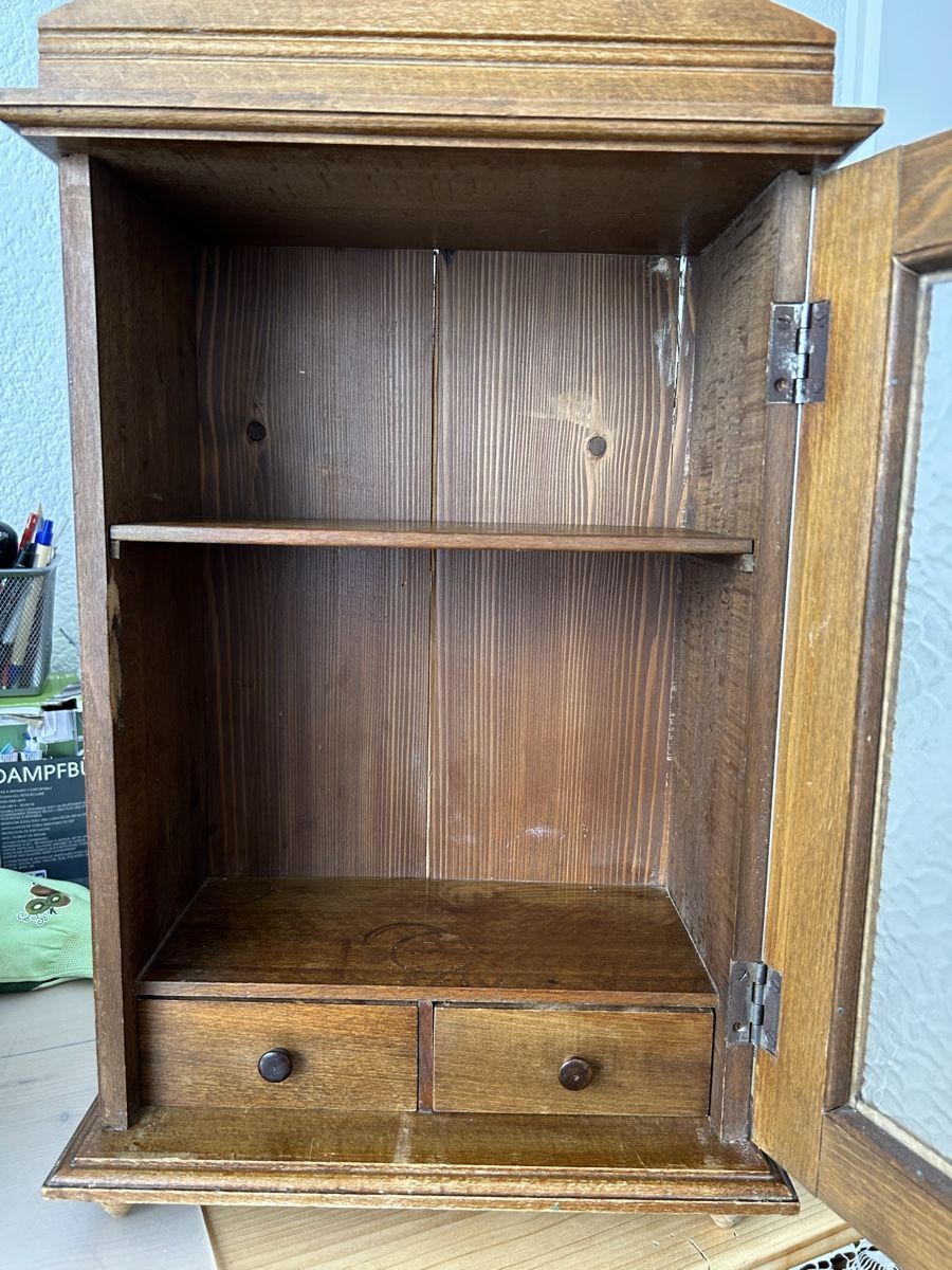 Armadi: Rustikaler  Apotheker Hängeschrank, Holz, mit Glastür. – Usato da Gwatt (Thun) venduto da ate_6ng8 3