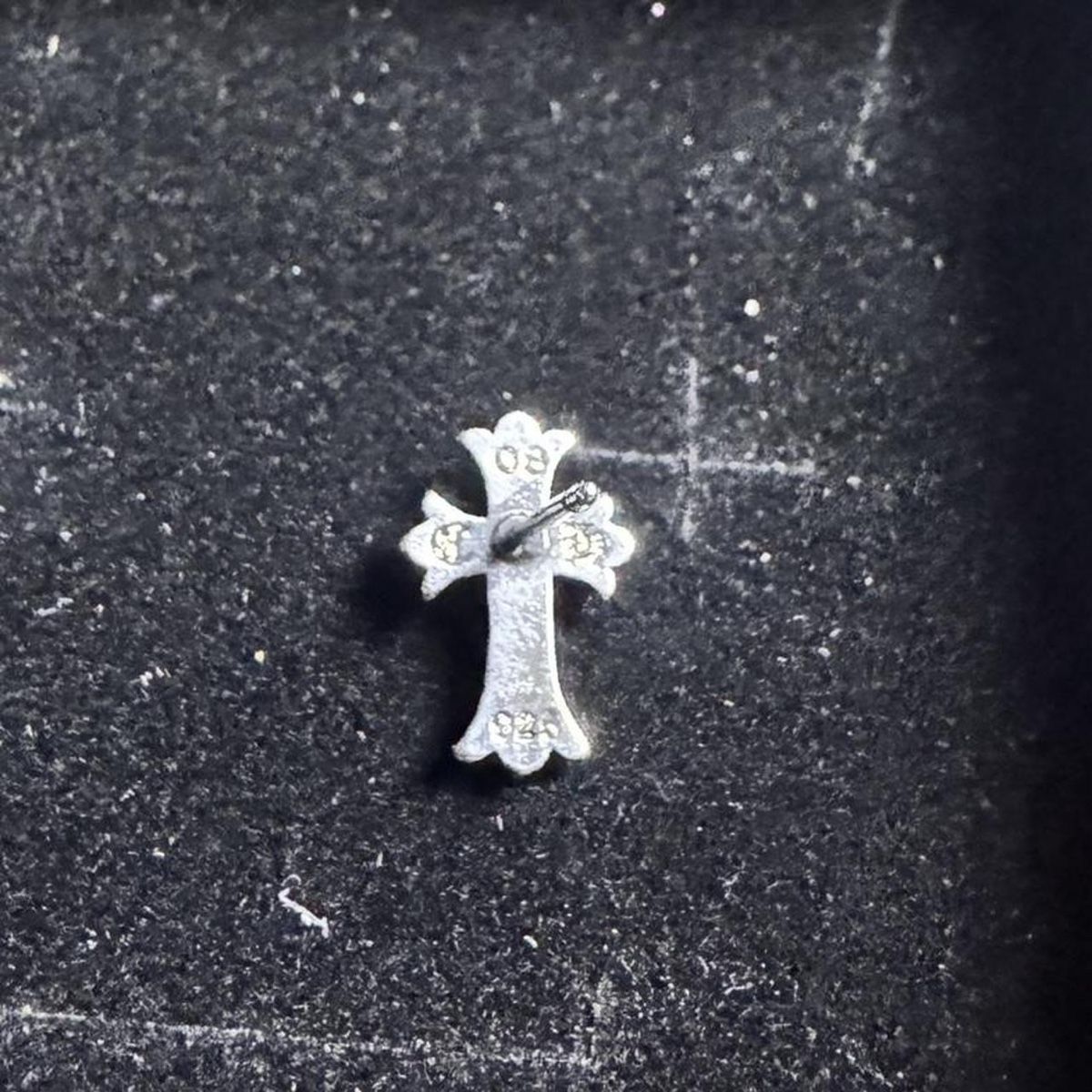 Chrome Hearts Orecchini pendenti & Orecchini a lobo: Chrome Hearts Cross Stud Earrings - 925 Sterling Silver – Nuovo e nell'imballaggio originale da Caviano venduto da reselleo21 6