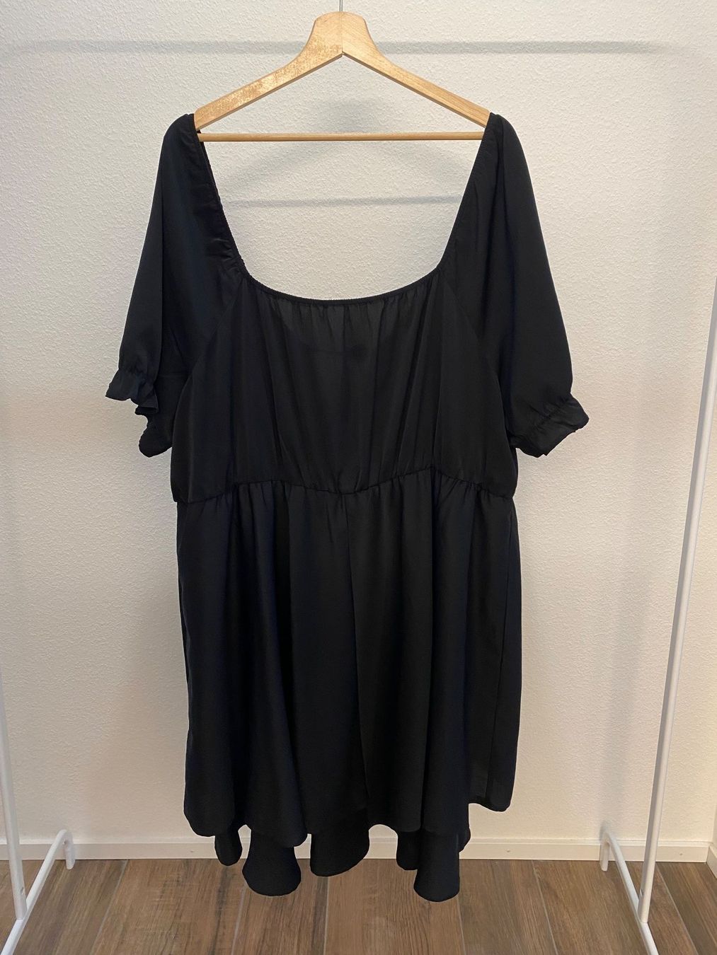 Shein Vestiti: Kleid mit Puffärmeln schwarz Gr. 54 / 5XL – Usato da Pratteln venduto da a23_j2gs 2