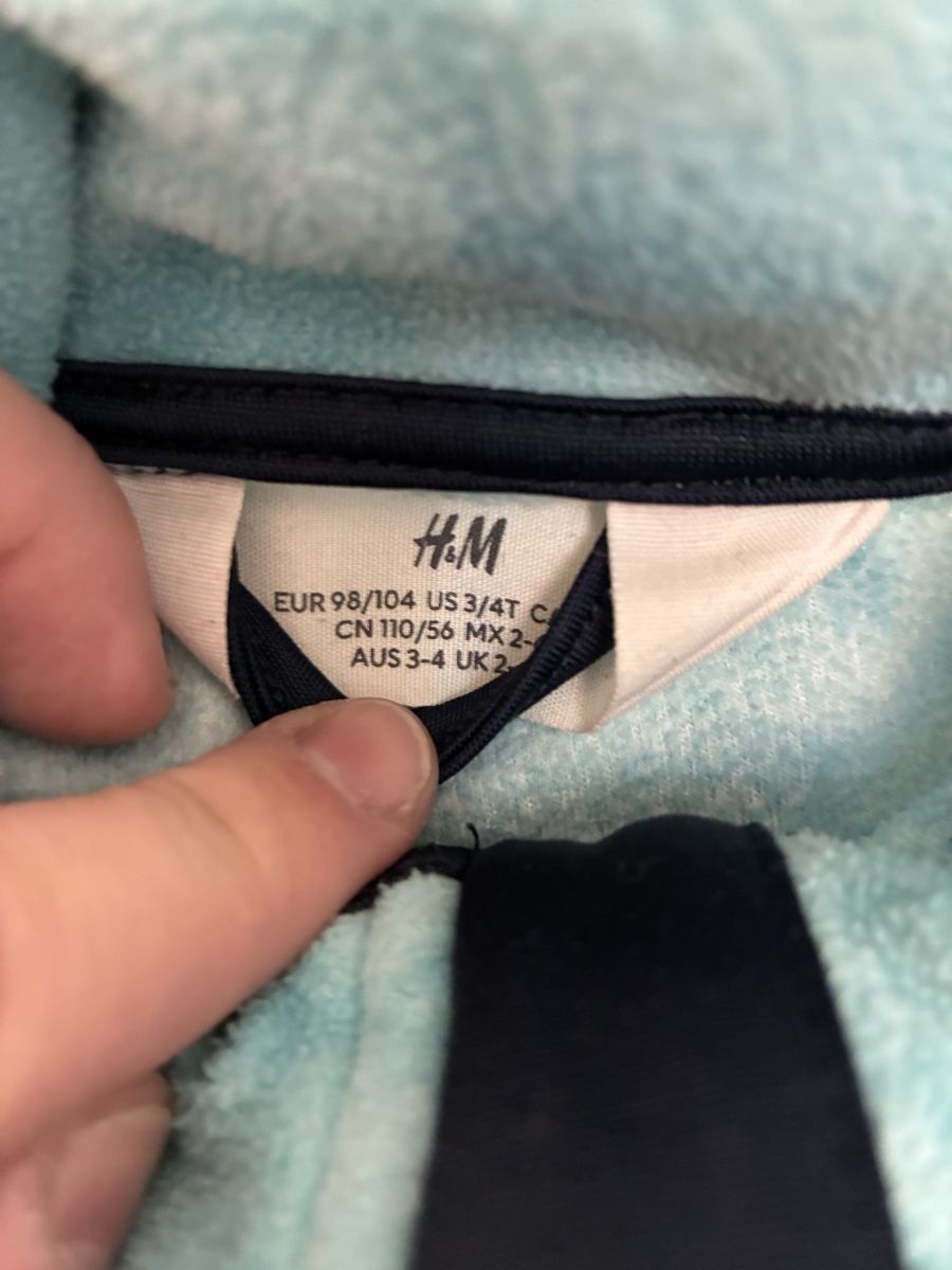 H&M Pulls et sweat-shirts: Fleecejacke Kinder H&M hellblau Grösse 98/104  – D'occasion à Untersiggenthal par Stitch1 1