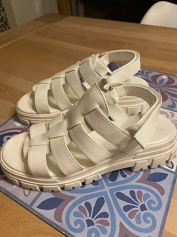 Damenschuhe: Weisse hübsche Sandalen für 9.- – Gebraucht aus Buchs SG von sil_fy8q