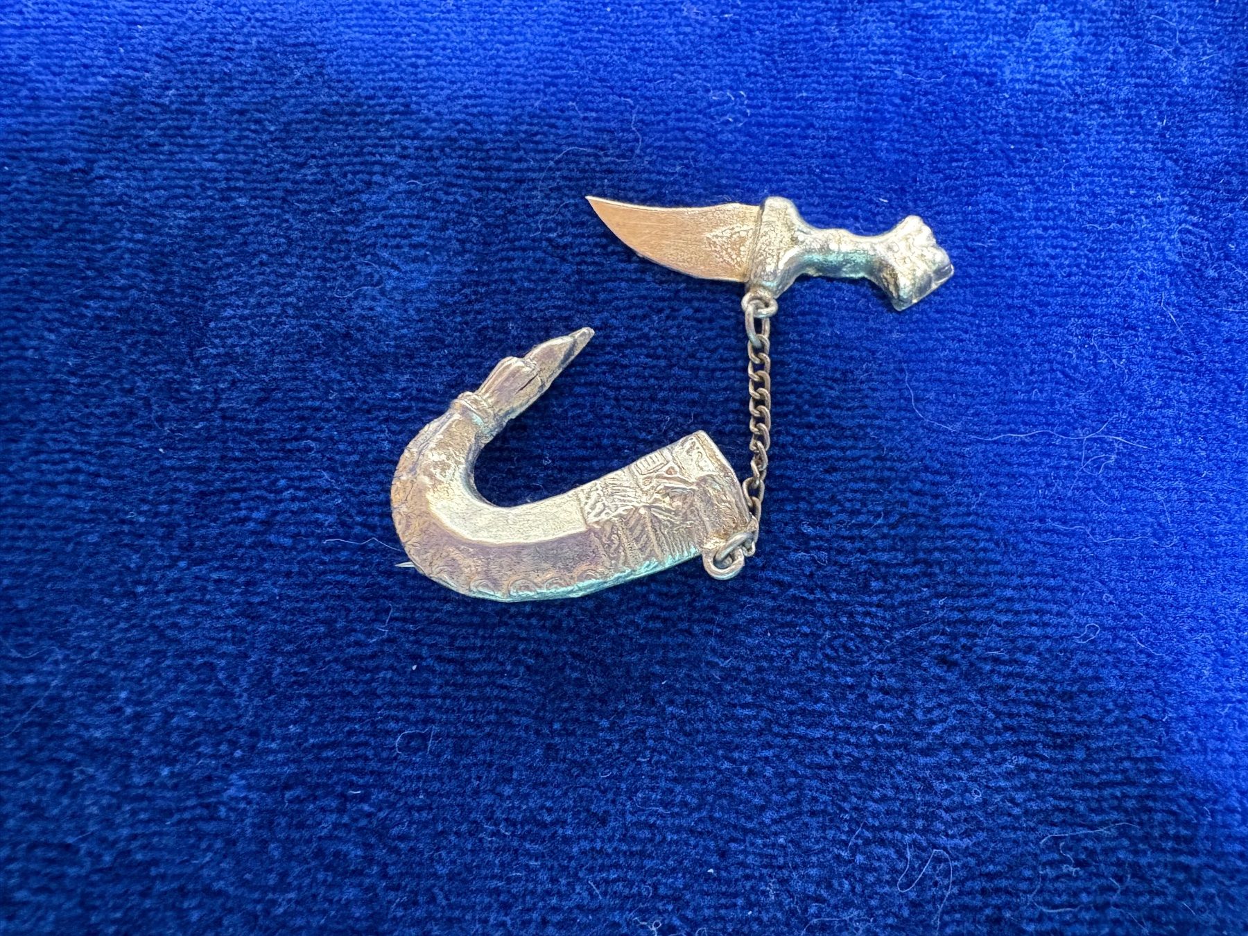 Broschen & Nadeln: Brosche Krummdolch Design silberfarben gebraucht – Gebraucht aus St. Peterzell von verena40