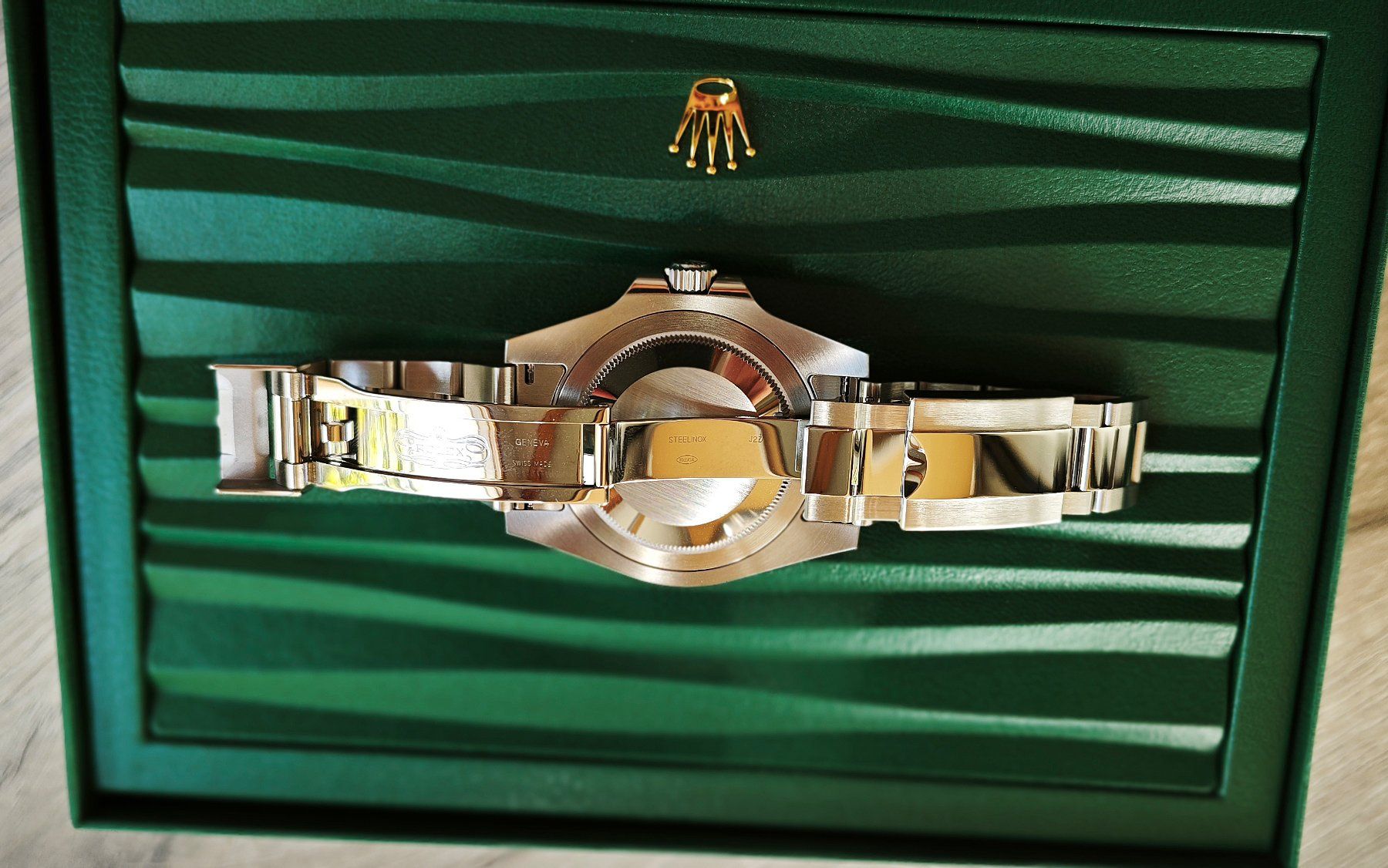 Rolex Orologi: Rolex GMT Master 2 126710GRNR "Bruce Wayne" 2026 Full Set – Nuovo e nell'imballaggio originale da Hünenberg venduto da -Mike- 8