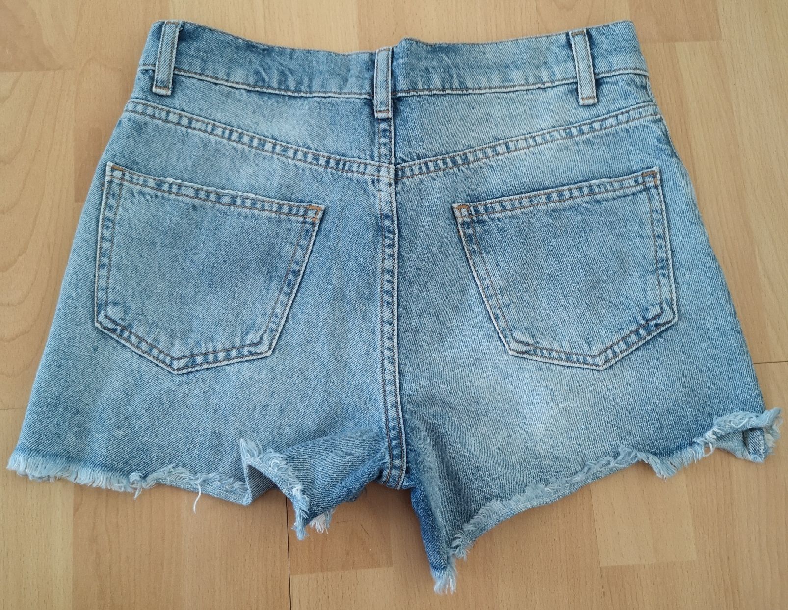 Jeans: Jeans-Hotpans Gr. 34 - Spendenaktion – Usato da Unterkulm venduto da Beljasch 5