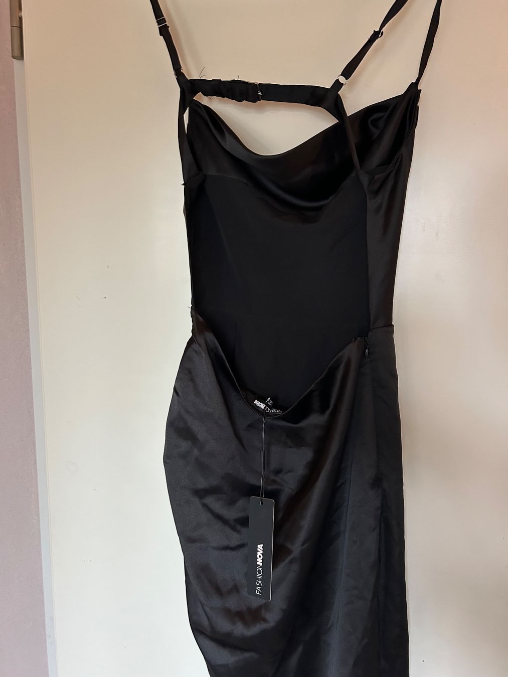Vestiti: Schwarzes Satin Midi-Dress – Nuovo e nell'imballaggio originale da Frauenfeld venduto da hannamaria29 1