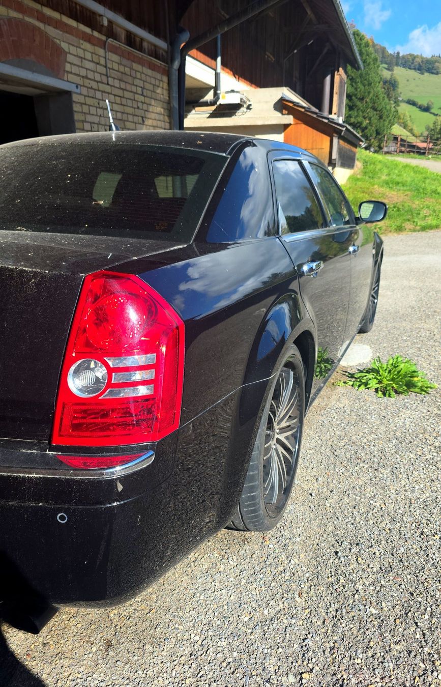 Chrysler Autos: Chrysler 300C schwarz – D'occasion à Wald ZH par SwissElegantShop 4