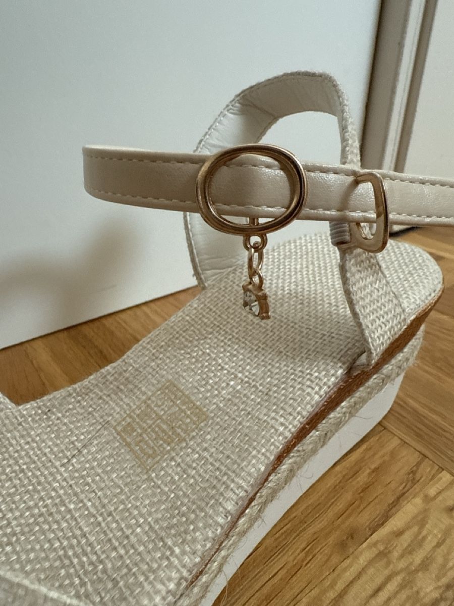 Chaussures femmes: Sandales beige et dorées neuves – Neuf avec emballage d'origine à Crassier par GGblue23515 2