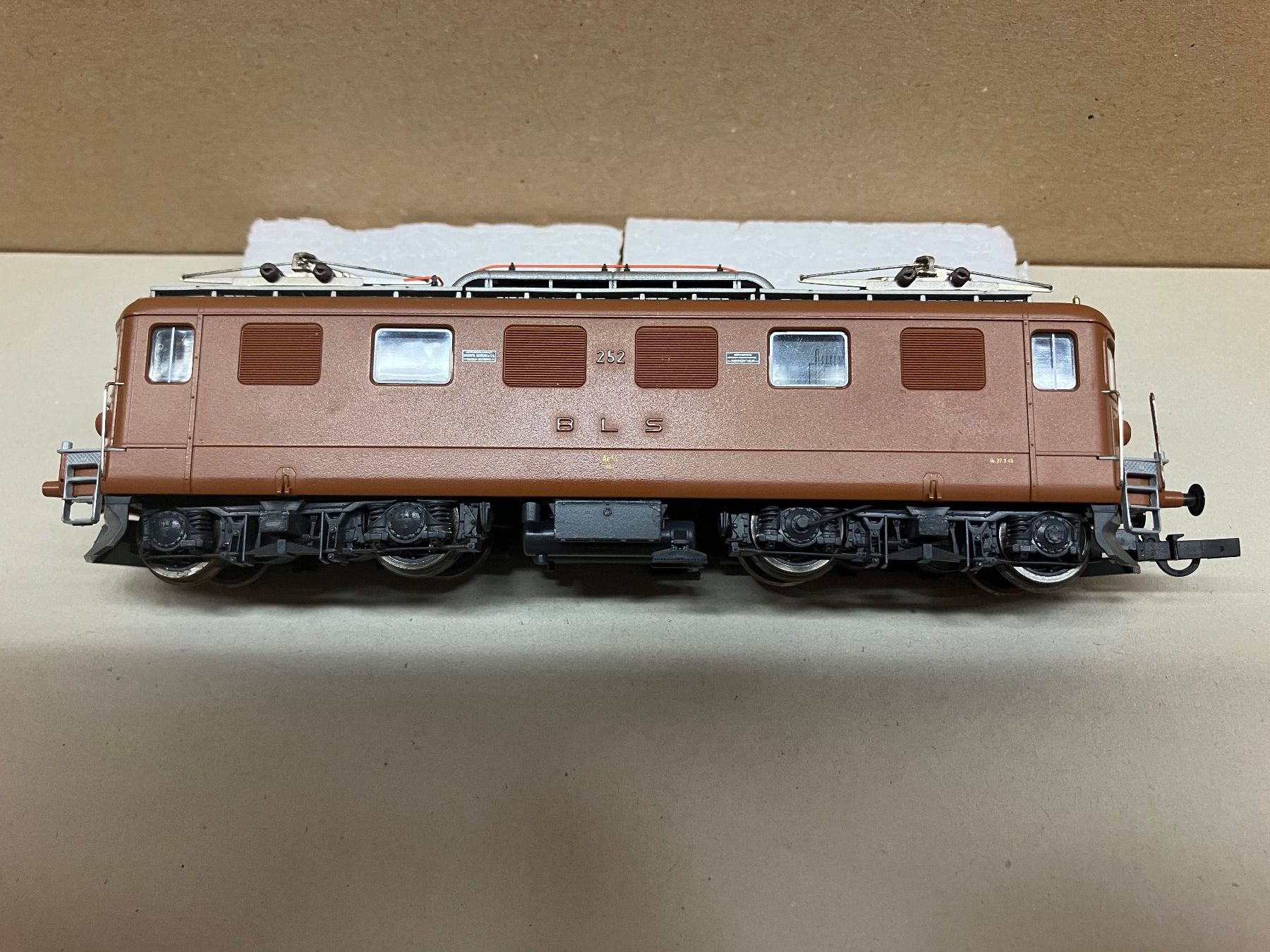 Roco Modellini di ferrovie: Roco 63883 BLS Ae 4/4 252 braun Ursprungsversion, H0 GS – Usato da Neuendorf venduto da sitek071 2