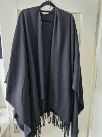 Schwarzer Poncho