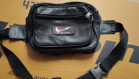 Schwarze Bauchtasche / Brusttasche - Ideal für den Sommer