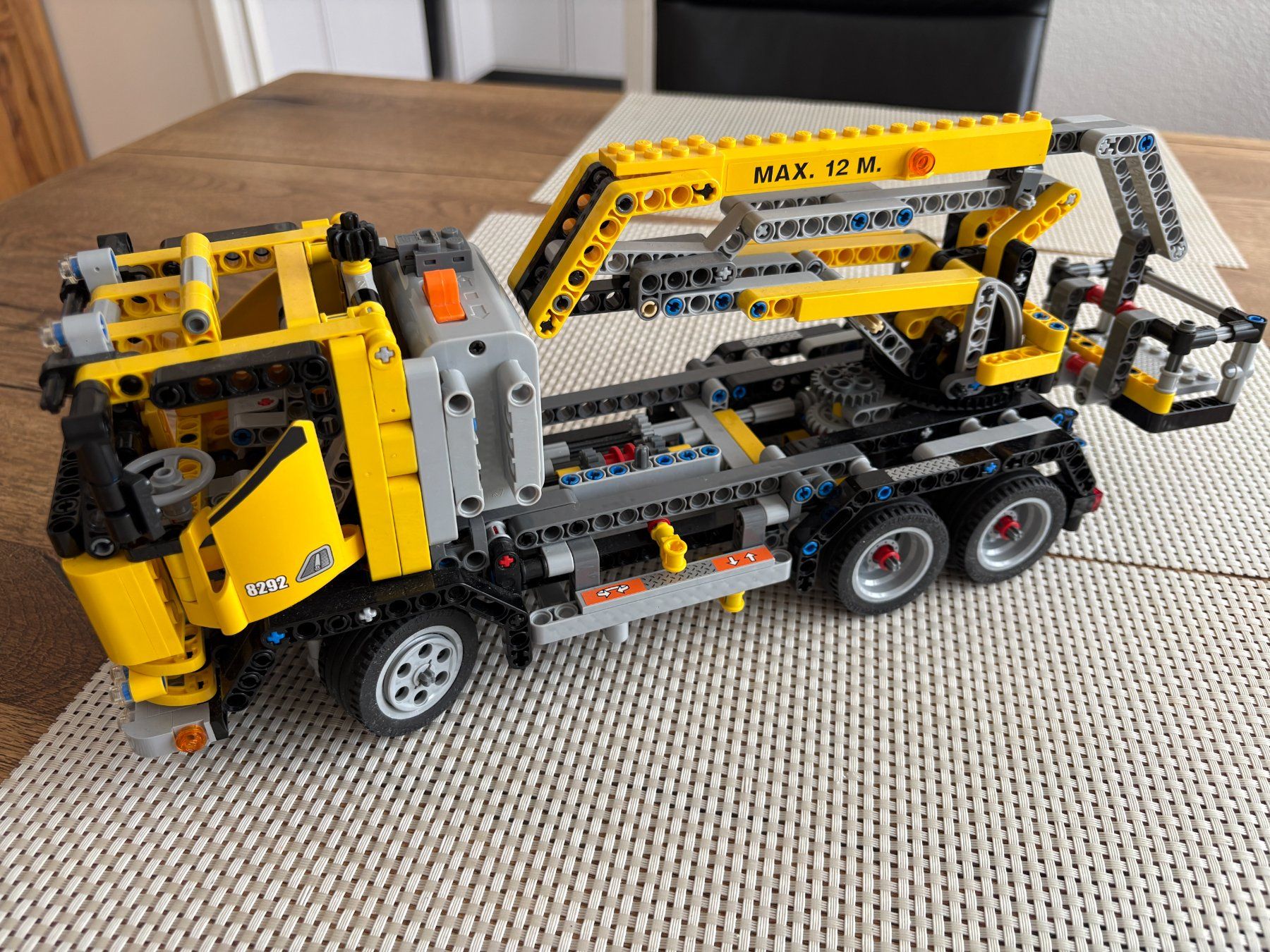 Lego Spielzeuge: Lego Technik 8292 Truck mit Hebebühne – Gebraucht aus Buochs von Techtelmechtel