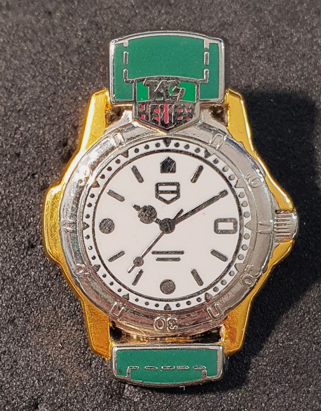 Placchette & Badge: V328 - Pin Uhr Tag Heuer – Usato da Reinach BL venduto da Boston-Verkauf