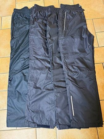 Regenhose Gr. L, Neu, dunkelblau pro Stück CHF 10.--