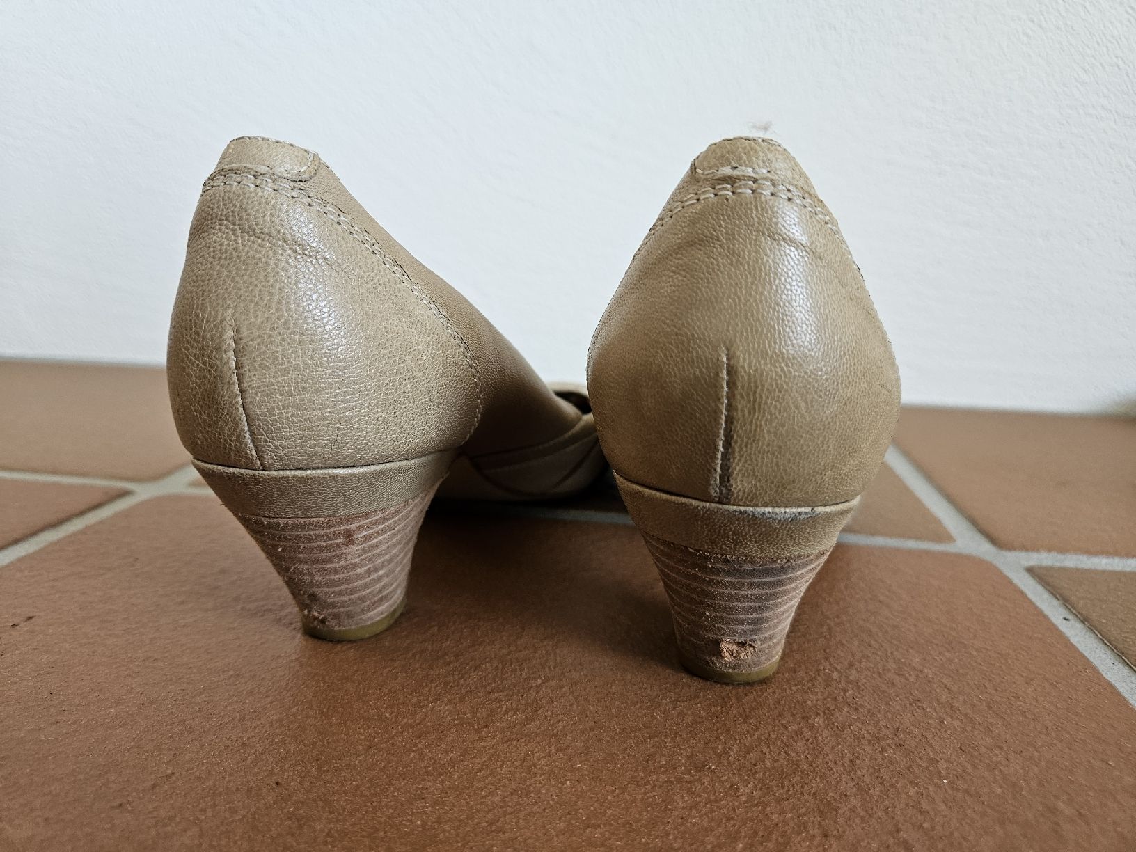 Globus Scarpe da donna: Globus Pumps Leder beige Gr. 40  – Usato da Eschenbach SG venduto da MarThu 4