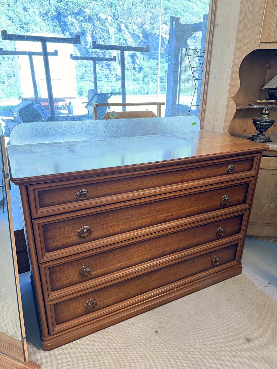 Kommoden: Commode 5 tiroirs bois vernis bon état – Gebraucht aus St-Maurice von antikdestok