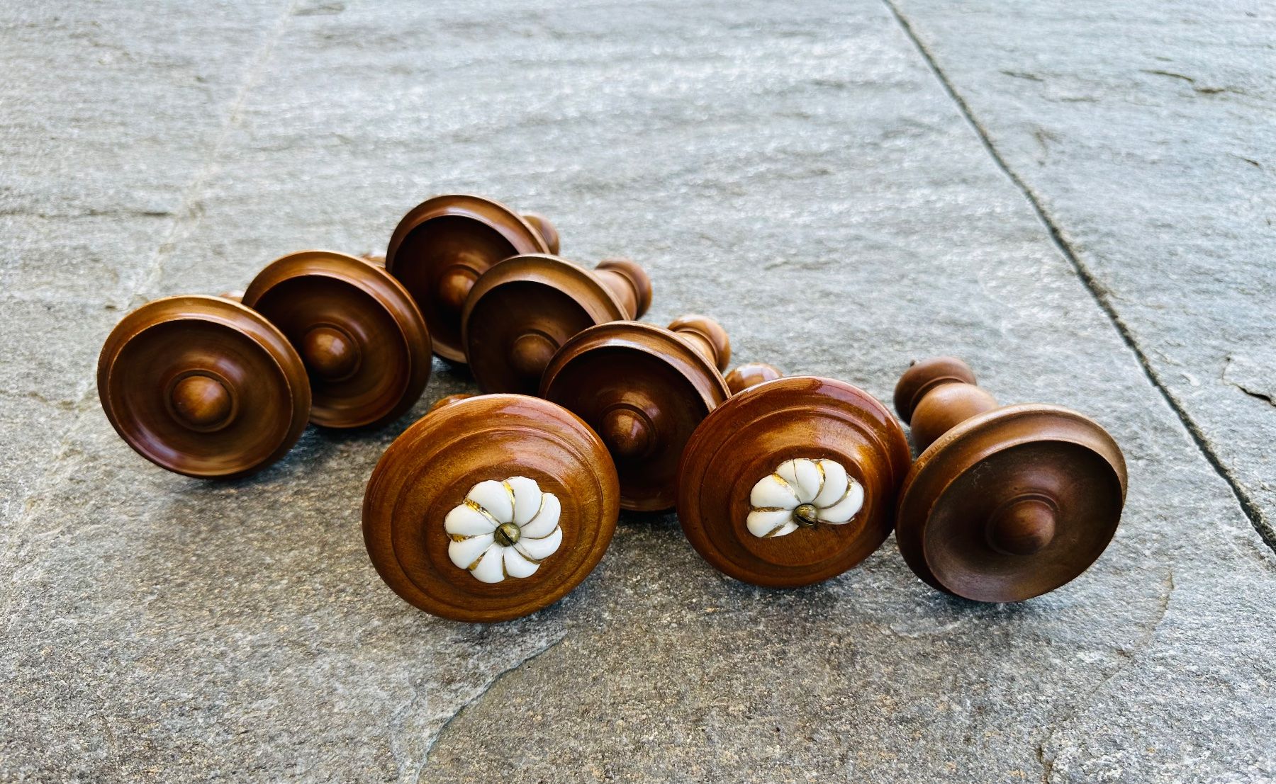 Tutte le decorazioni: Upcycling Vorhanghalter aus gedrechseltem Nussbaumholz 8 Stk – Usato da Jonschwil venduto da zni_65m7