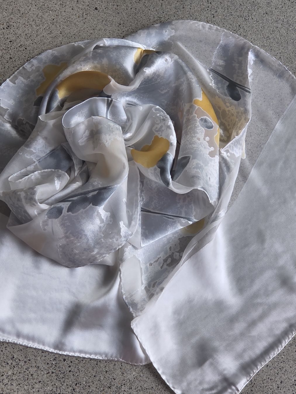 Foulard & Sciarpe: Seidenschal mit Viscose 65% Seide/35% Viscose – Nuovo e nell'imballaggio originale da Frauenfeld venduto da Schenken-mit-Herz