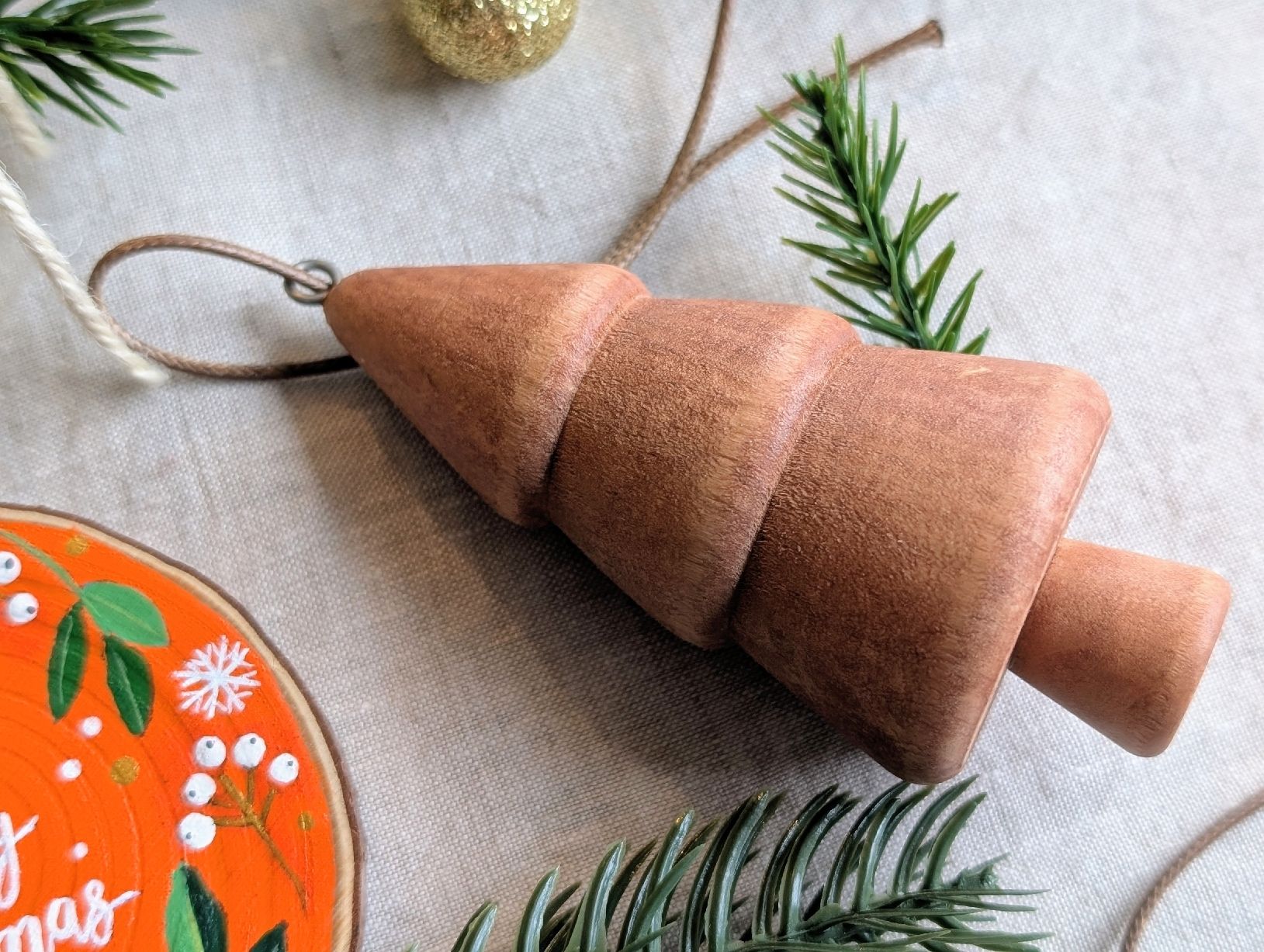 Tutte le decorazioni: Hand Painted Wooden Christmas Ornaments Set,  Rustic Charm – Nuovo e nell'imballaggio originale da Winterthur venduto da LaVieColor 5