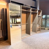 Kleiderschrank System grau mit Fachböden und Körben